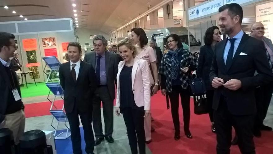 La consejera Martínez-Cachá, el alcalde de Torre Pacheco y el director de Ifepa, Antonio Miras (dcha.), ayer en la inauguración de la feria.