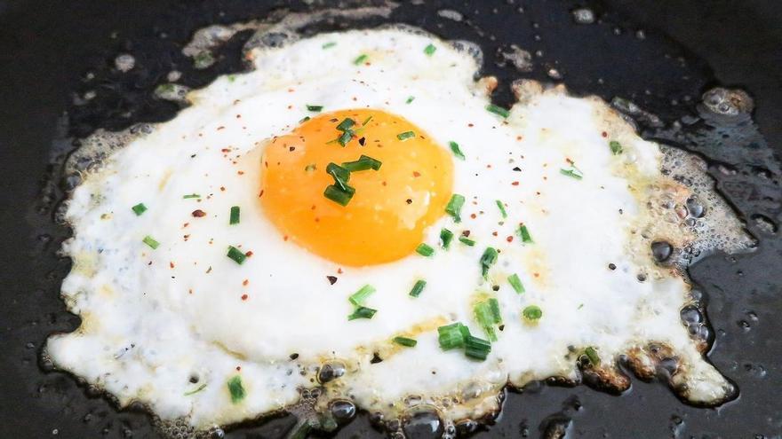 Huevos fritos sin aceite y saludables: el truco definitivo
