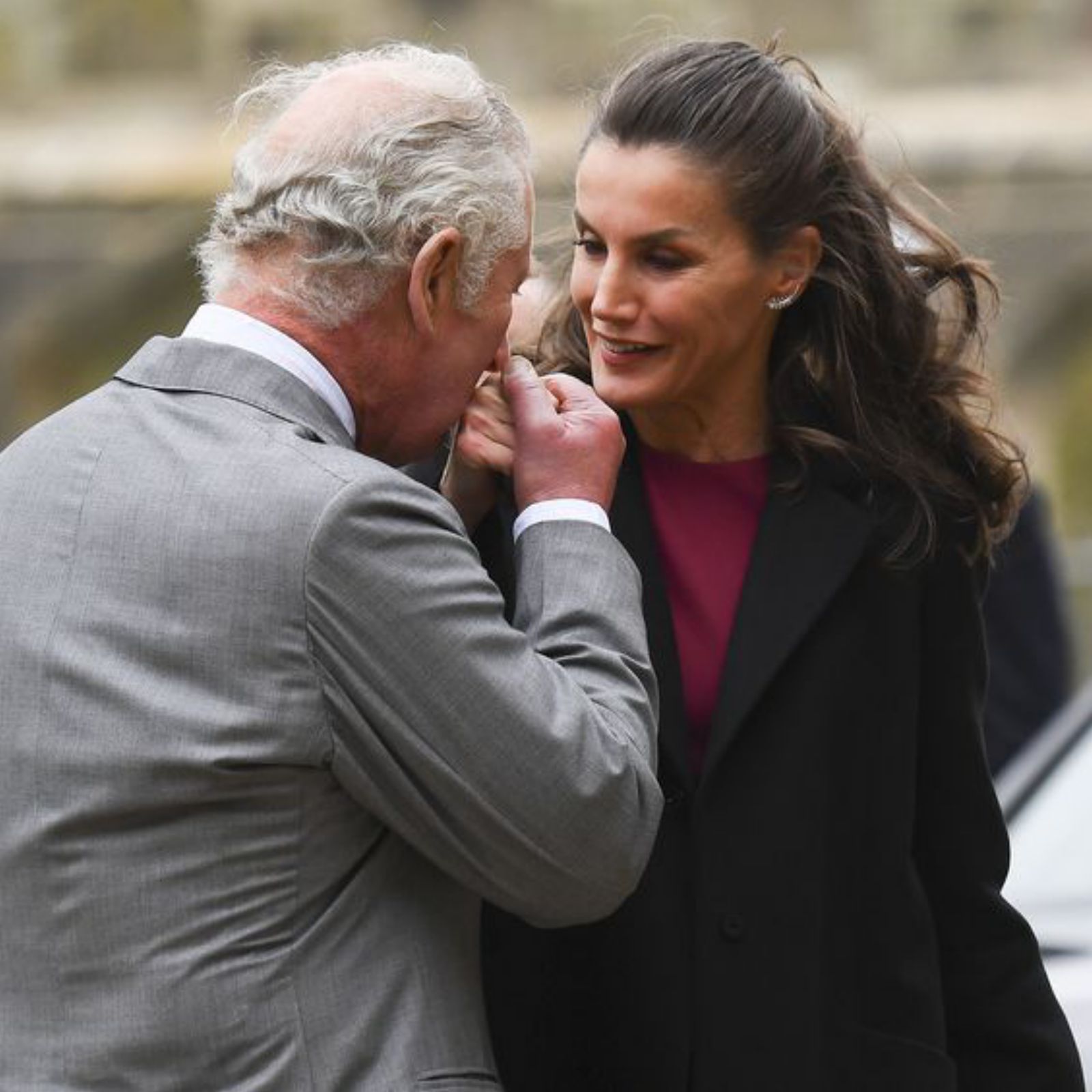 El príncipe de Gales besa la mano de la Reina. 