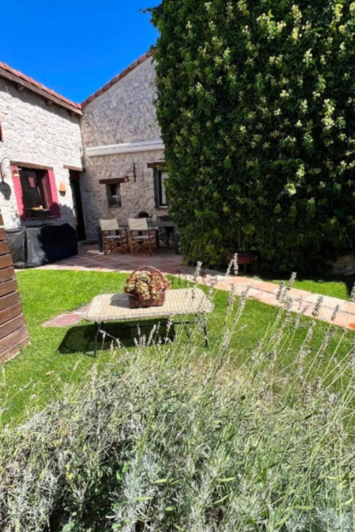Casa rural de María Pombo, aparece el jardin
