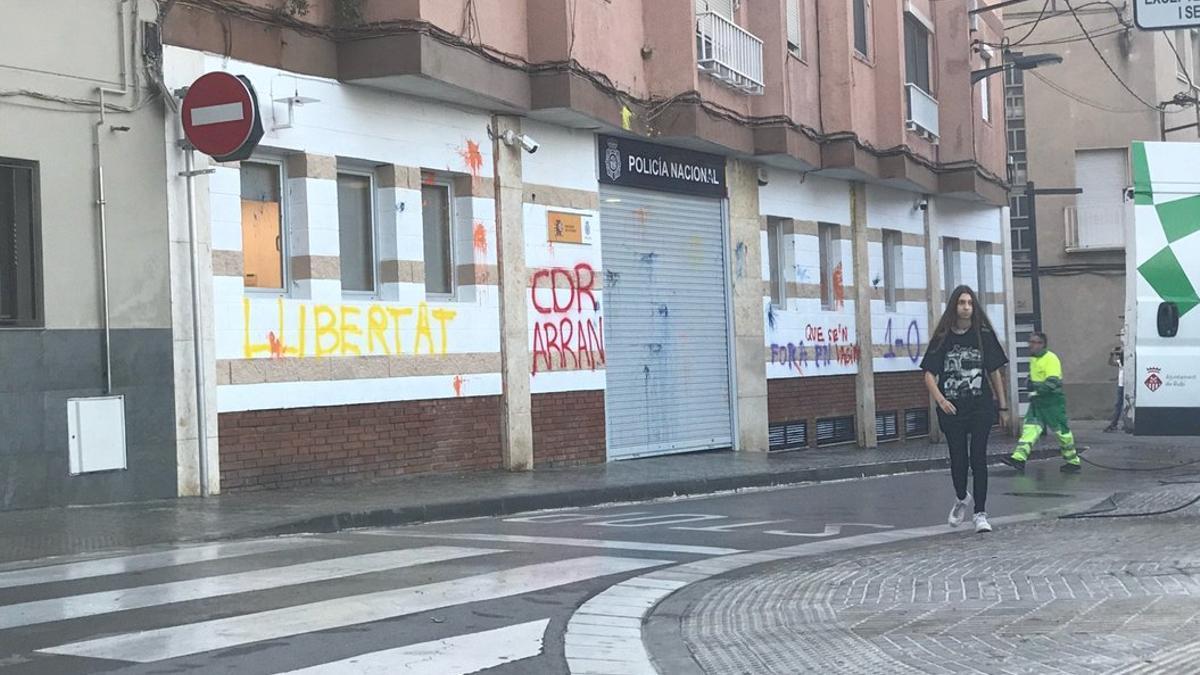 Pintadas en la sede de la Policía Nacional en Rubí.