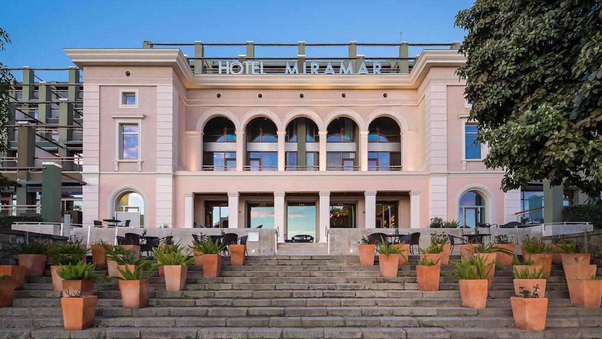 Fachada del Hotel Miramar, que participa en las jornadas de rutas guiadas.