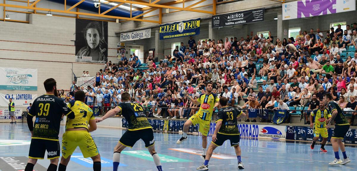 Partido de balonmano en O Gatañal entre el Frigoríficos y el Málaga correspondiente a la promoción de la pasada temporada.