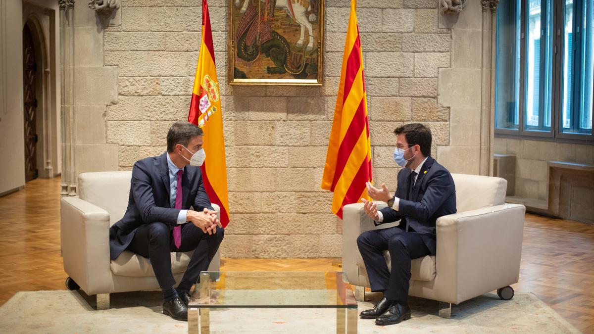 El presidente del Gobierno, Pedro Sánchez (i), y el de la Generalitat, Pere Aragonès (d), se reúnen en el Palau de la Generalitat antes de que se celebre la segunda reunión de la mesa del diálogo entre el Gobierno central y el Govern catalán