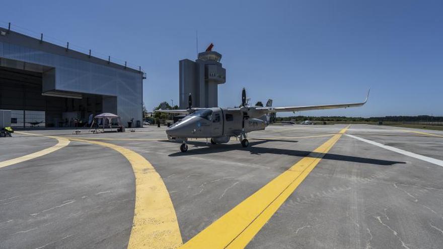 Una de las aeronaves en el aeródromo de Rozas, en Castro de Rei, Lugo. | CEDIDA