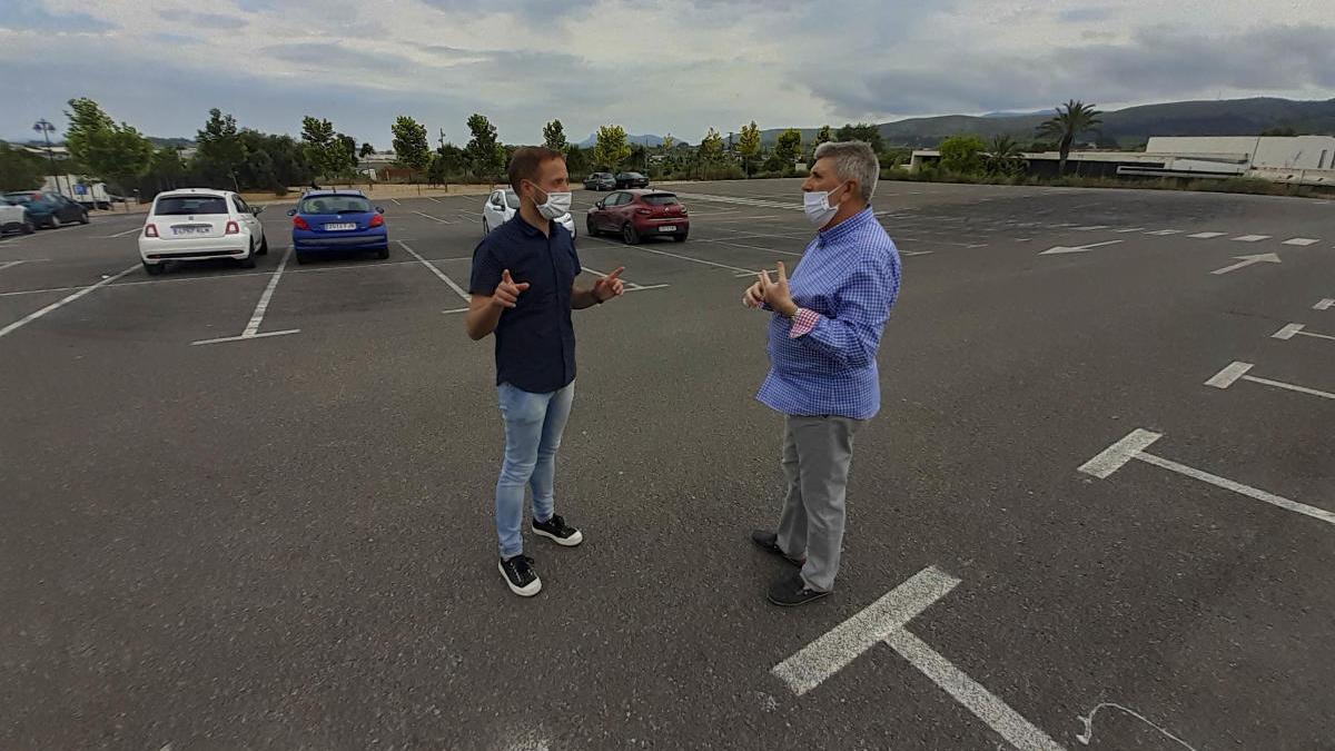 Borrell y Urenya visitan el aparcamiento donde se ubicará el autocine