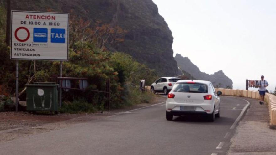 Vehículos en la zona del embarcadero de la Punta de Teno.