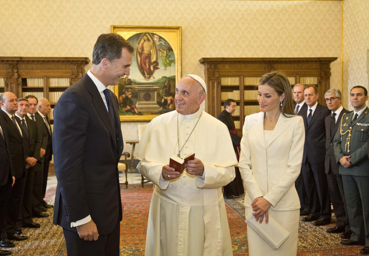 19/06/2019 El Rey Felipe VI (1i), durante un encuentro con el Papa Francisco (2i), junto a la Reina Letizia (3i), en el Vaticano, 2014.,Image: 463482624, License: Rights-managed, Restrictions: , Model Release: no, Pictured: FELIPE DE BORBON Y GRECIA,LETIZIA ORTIZ,PAPA FRANCISCO, Credit line: VATICAN POOL- CPP/Polaris / Europa Press / ContactoPhoto Editorial licence valid only for Spain and 3 MONTHS from the date of the image, then delete it from your archive. For non-editorial and non-licensed use, please contact EUROPA PRESS. POLITICA VATICAN POOL- CPP/Polaris / Europa Press / Contact