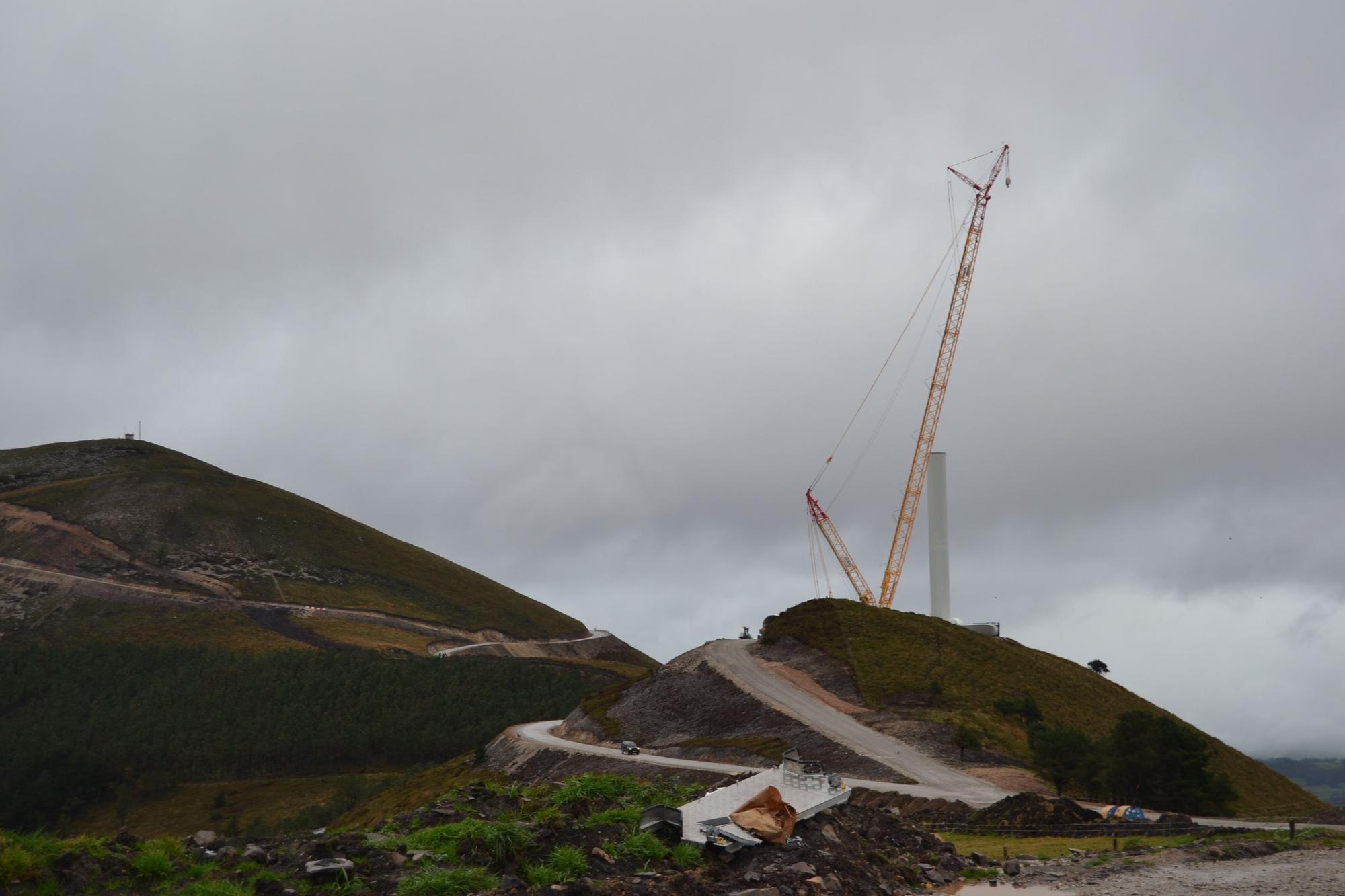 Las faraónicas fotos que muestran cómo se construye un parque eólico con piezas que no entran por las carreteras