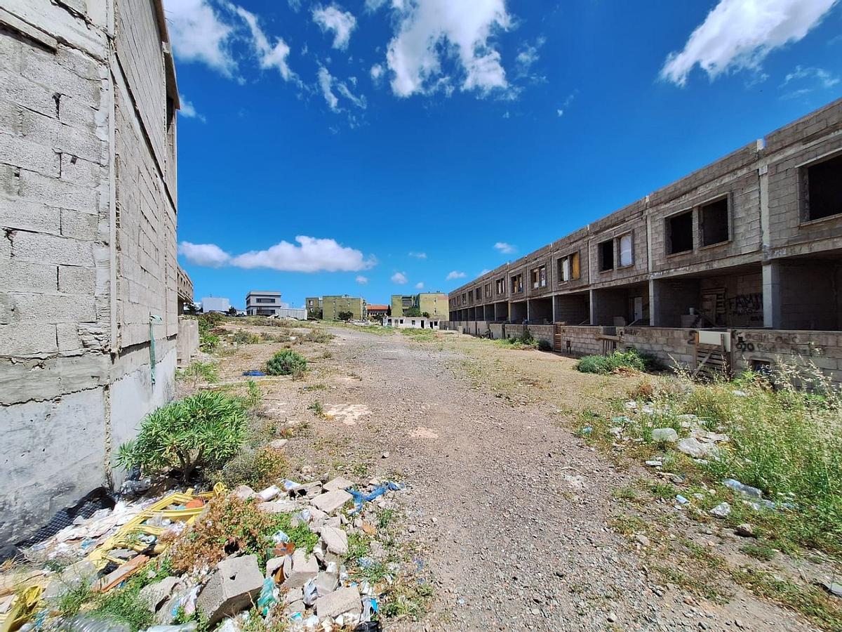 Imagen de la promoción de dúplex abandonados en una de las prinicipales vías de Ingenio.