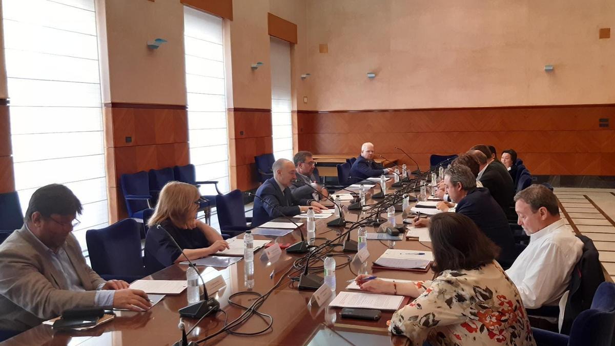La reunión de la comisión de seguimiento del Plan Especial de Fomento de Empleo Agrario en Zaragoza. celebrada este martes en la Delegación del Gobierno.
