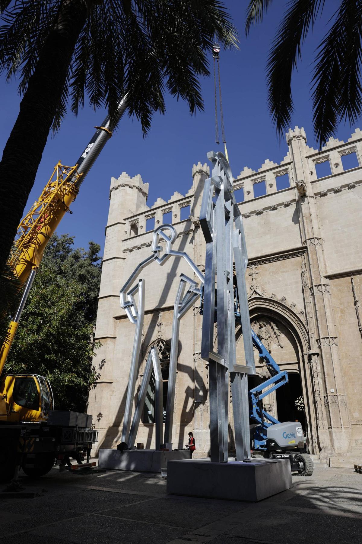 Montaje de la exposición de Julian Opie en la Llotja de Palma