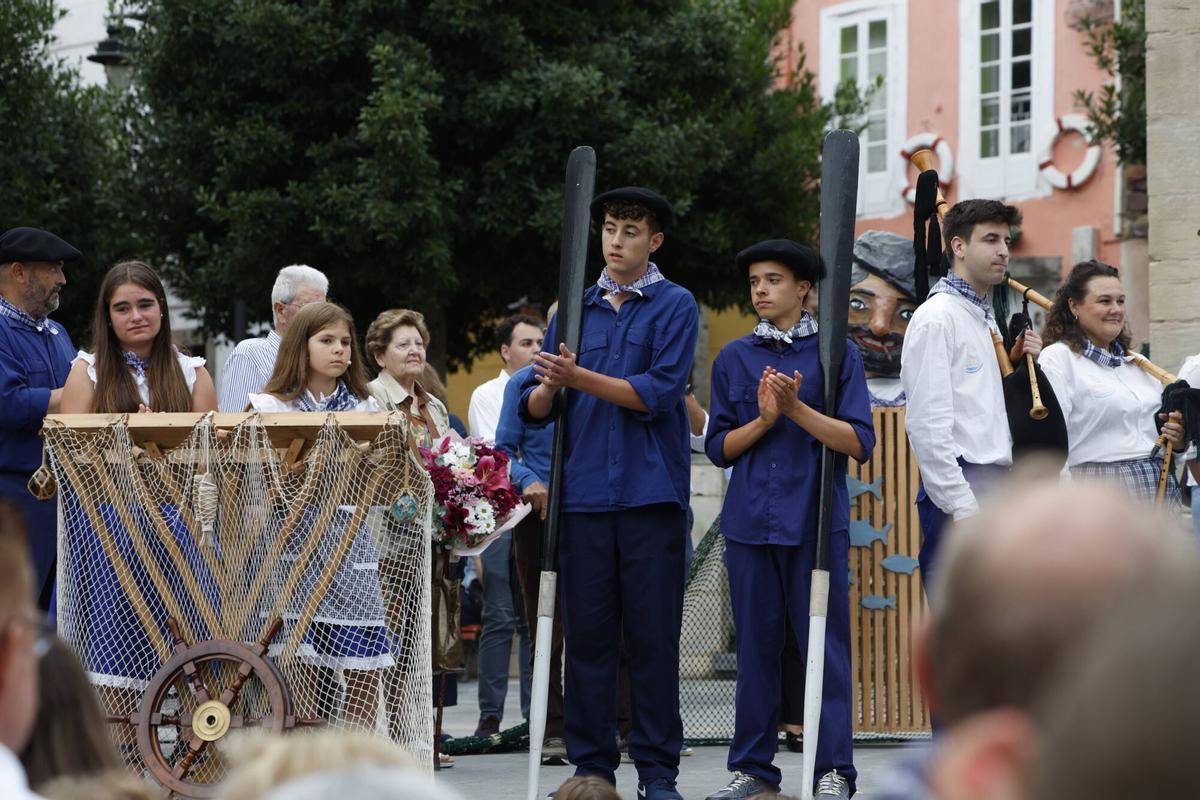 EN IMÁGENES: Pasacalles marinero por las fiestas del Carmen de Luanco.