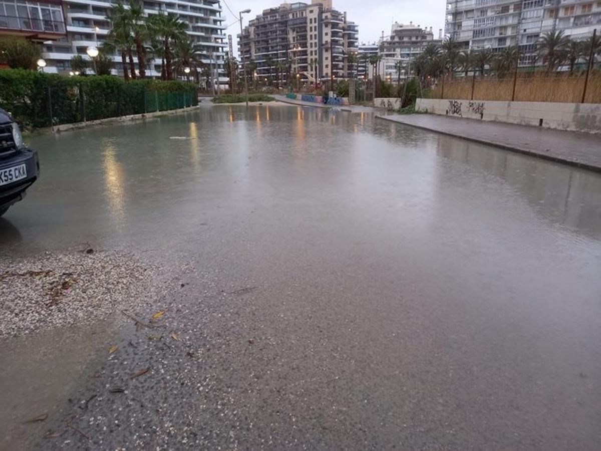 La zona inundada en la calle Marjal de Playa de San Juan.