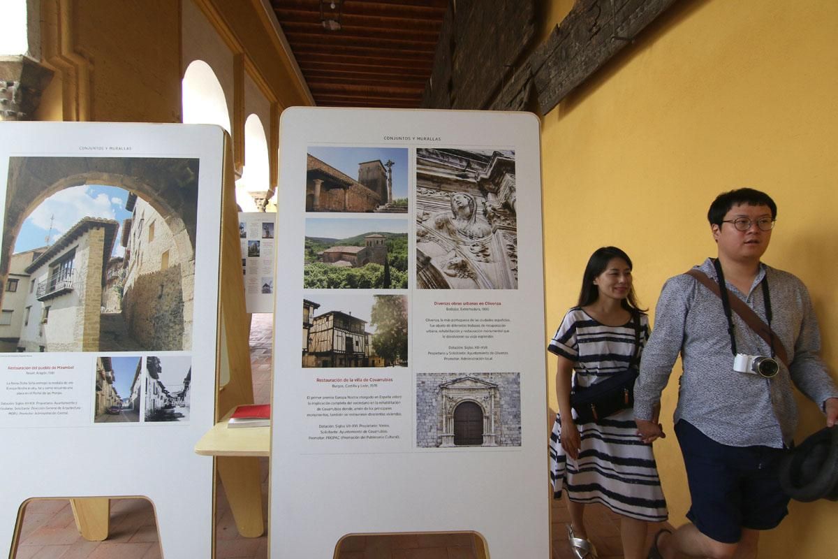 Exposición sobre patrimonio español en el patio de los Naranjos