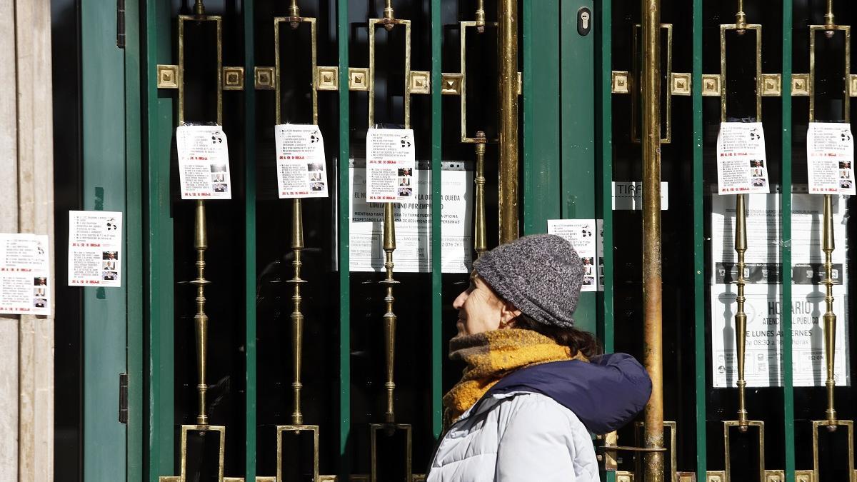 Una de las oficinas de Unicaja Banco con los carteles del llamamiento a la huelga.