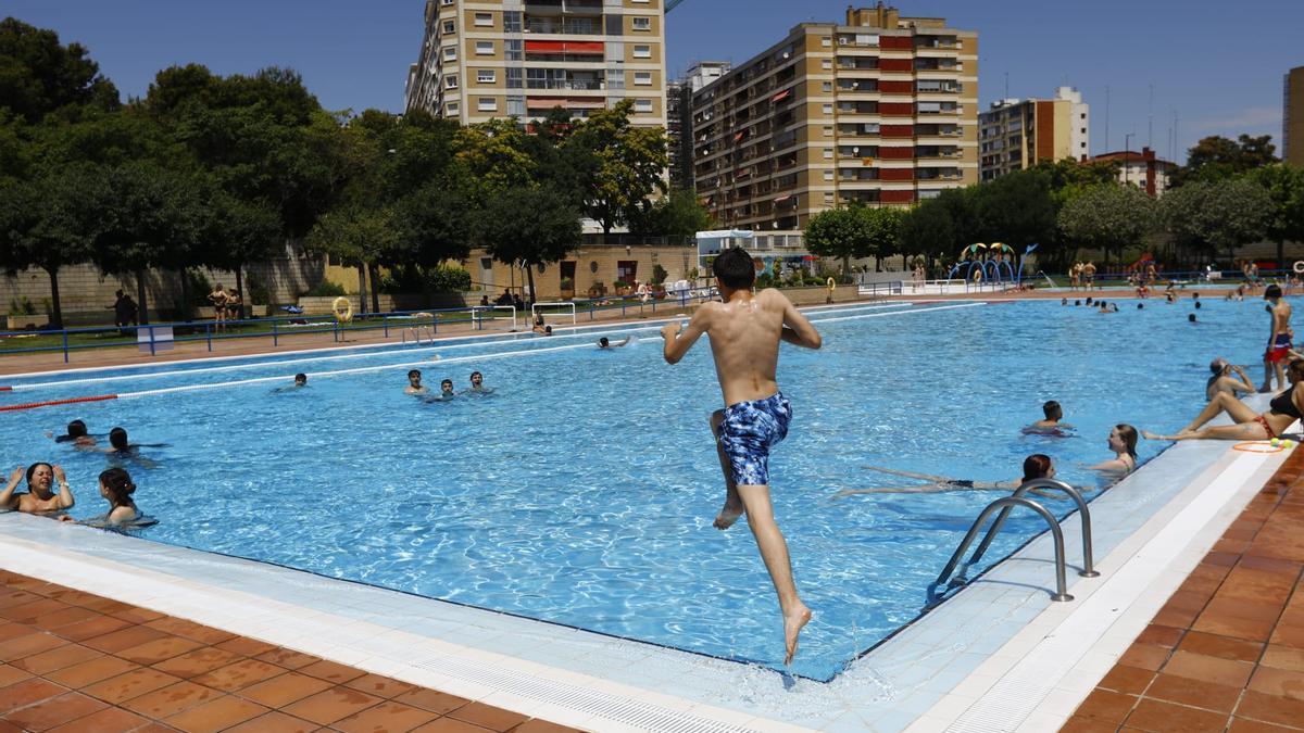 Un chico se zambulle en la piscina municipal de la Granja, este sábado