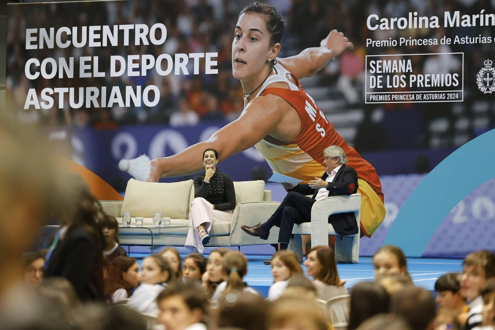 Carolina Marín recibe el cariño de medio millar de deportistas asturianos en Gijón y la visita sorpresa de Saúl Craviotto