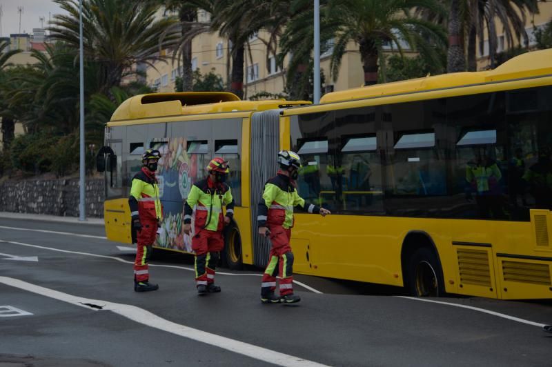 Guagua atrapada en un socavón en Blas Cabrera Felipe