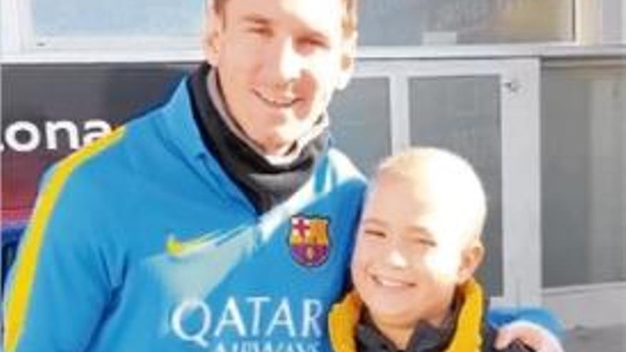 L&#039;Asier, un dels dos nens per a qui es recapta fons, amb Leo Messi.