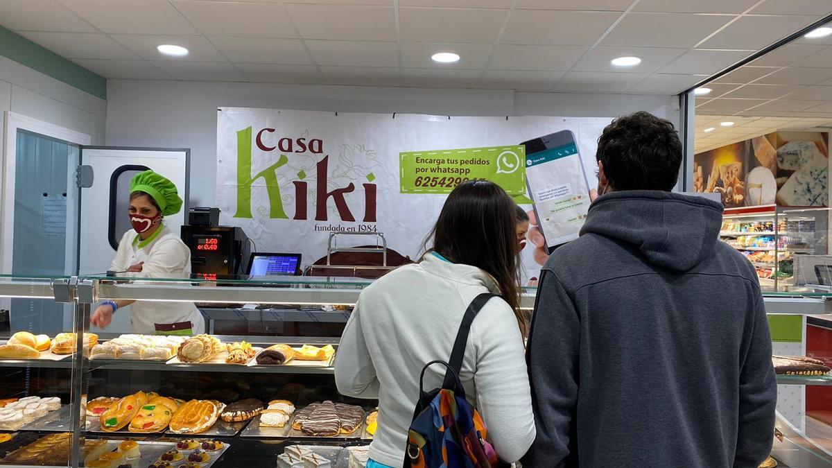 Una pareja, siendo atendida en el Casa Kiki de Torremolinos.