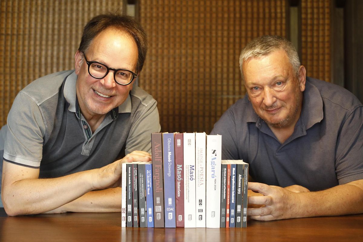 Jordi Falgas, director Fundacio Rafael Maso, amb l'editor i fotògraf Jordi Puig, amb els divuit llibres que han editat junts sobre Masó, el seu temps i el Noucentisme.