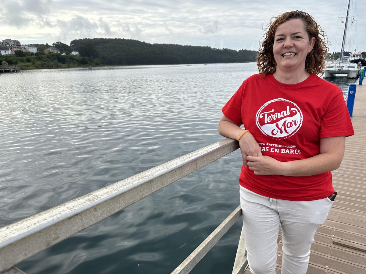 Rosi López con la ría del Navia al fondo.