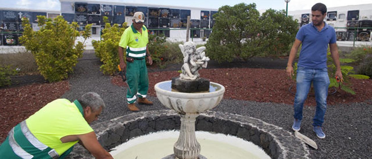 El edil de Teguise Agustín Méndez (derecha), ayer, en el cementerio nuevo de Teguise junto a operarios municipales .