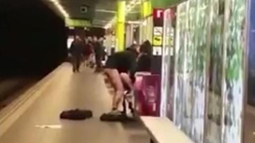 Intenten identificar la parella a la qual van gravar tenint sexe al Metro de Barcelona