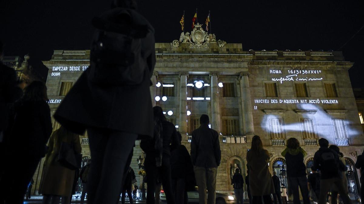 'Mapping' en la fachada del Ayuntamiento de Barcelona para conmemorar el 80º aniversario de los bombardeos de marzo de 1938.