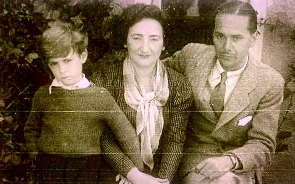 Rosa Chacel, entre su hijo Carlos y su marido Timoteo Pérez Rubio