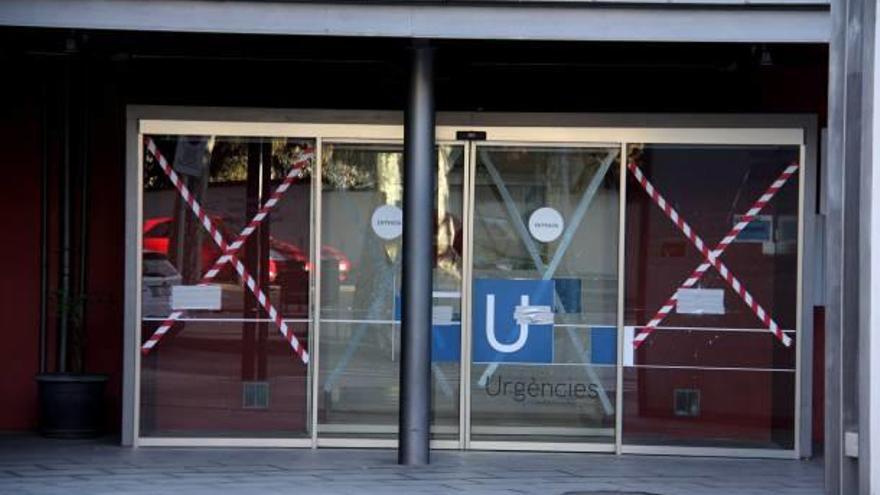 Entrada d&#039;Urgències de l&#039;hospital de la Seu, amb proteccions als vidres