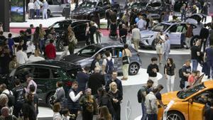 Milers de visitants omplen Montjuïc en la primera jornada de l’Automobile