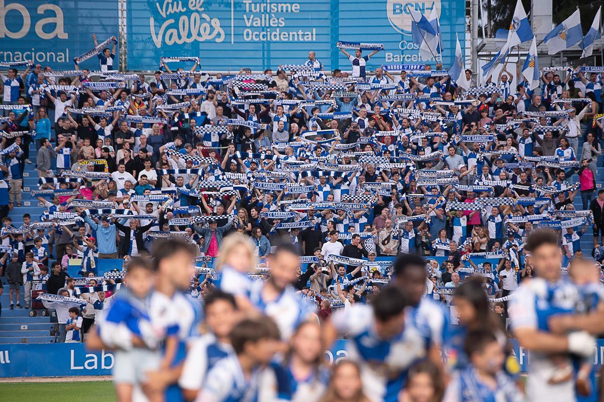 Un grupo de aficionados del CE Sabadell animan a su equipo.