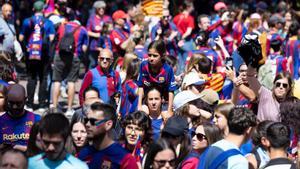 ¡Locura en Bilbao! Miles de aficionados y ambientazo en la fan zone del Barça