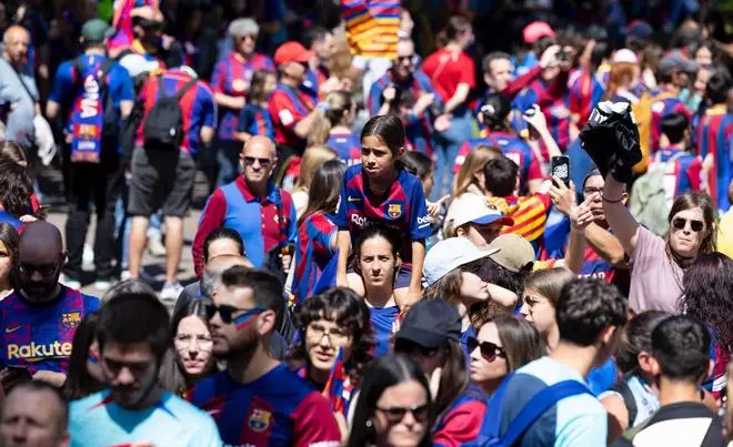 ¡Locura en Bilbao! Miles de aficionados y ambientazo en la 'fan zone' del Barça