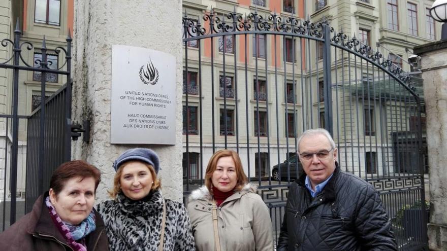 Las tres familias acuden a Ginebra a registrar la denuncia.