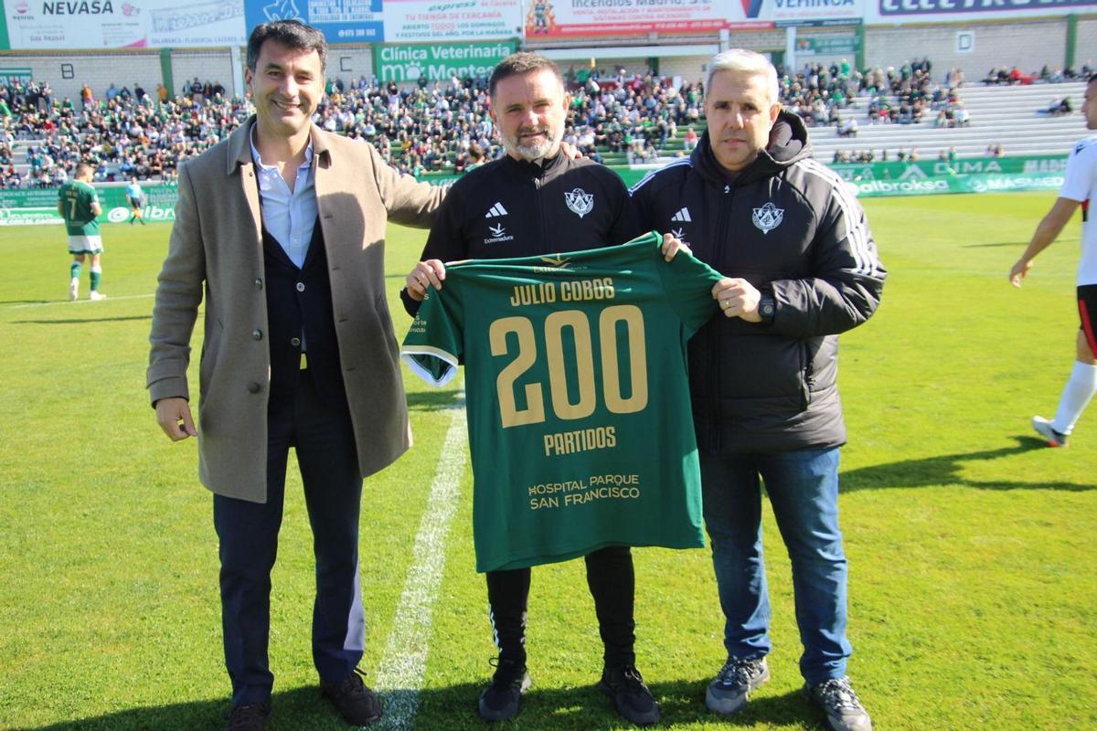 Homenaje a Julio Cobos por sus 200 partidos como entrenador del Cacereño.