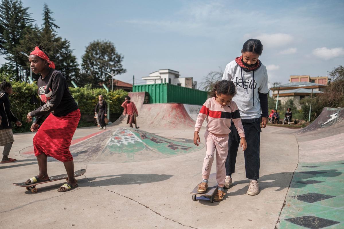 El skate entre niñas etíopes, mejora su salud mental y las empodera