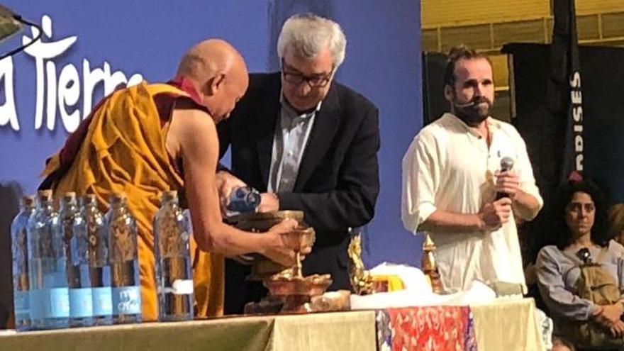 El Dalai Lama y el alcalde de Pueble en la mezcla de aguas