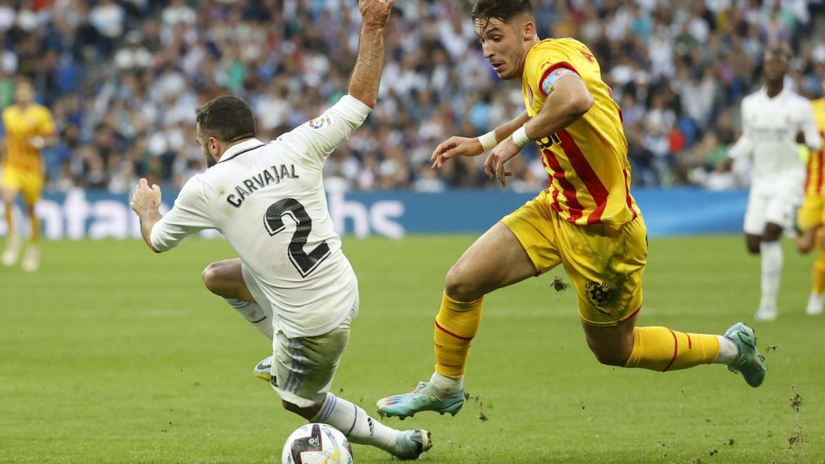 Valery intentant escapolir-se de Dani Carvajal, en el partit de diumenge a Madrid