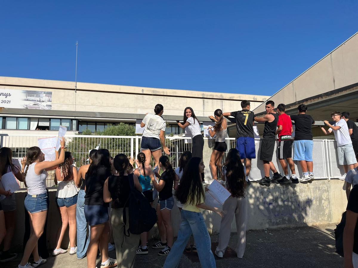 Vídeo: Alumnes de lInstitut de Llançà es neguen a entrar a les aules per la calor
