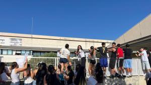 Vídeo: Alumnes de lInstitut de Llançà es neguen a entrar a les aules per la calor
