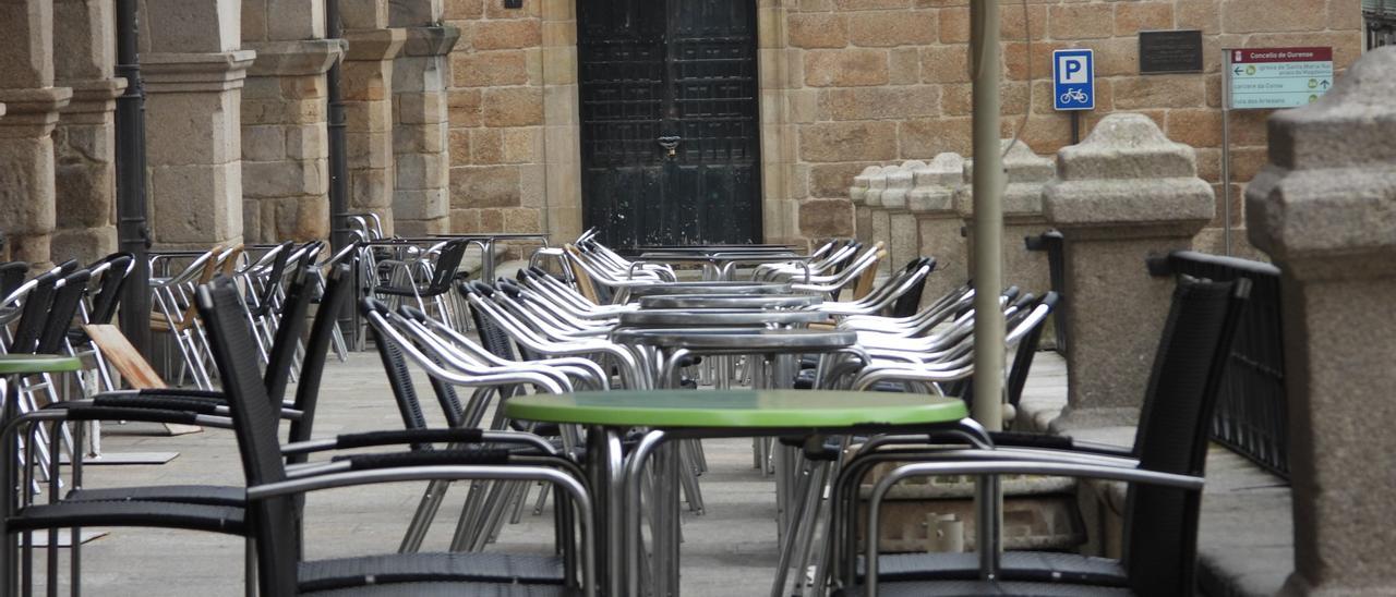 Terraza de un bar vacía en Ourense. // Fernando Casanova