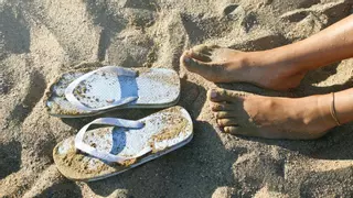El mejor truco con las chanclas para evitar que te roben en la playa