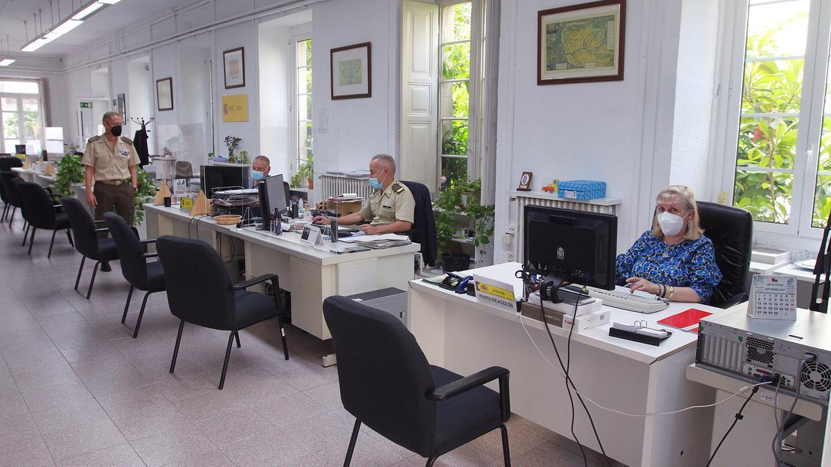 Una de las oficinas de atención al ciudadano en la sede ourensana de Defensa. // IÑAKI OSORIO