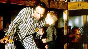 Roberto Benigni, junto a su hijo de ficción, en la película ’La vida es bella’.