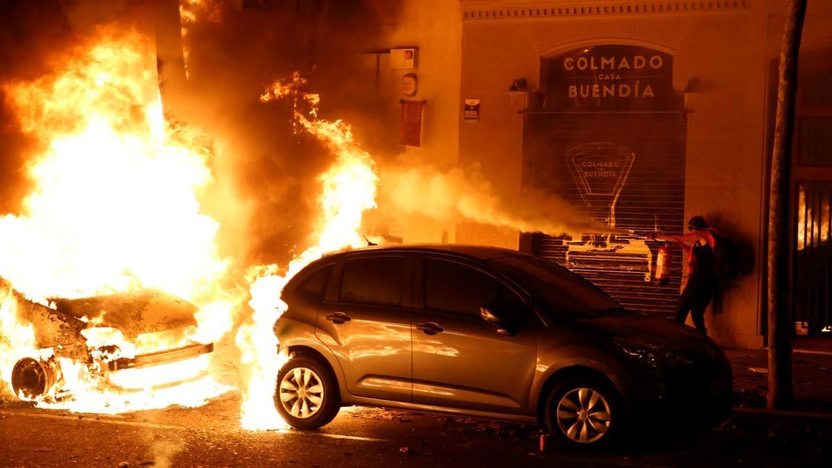 Hogueras y coches quemados en el Paseo de Sant Joan, cerca de la Conselleria de Interior.