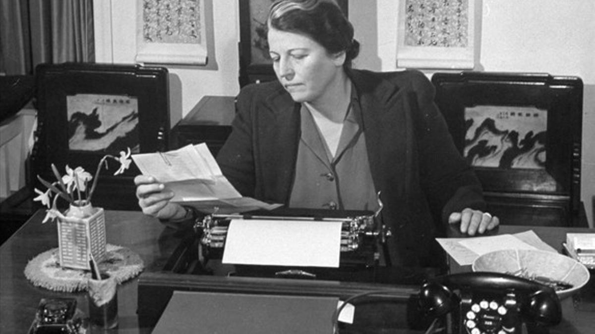 Pearl S. Buck, en su despacho, en 1943.