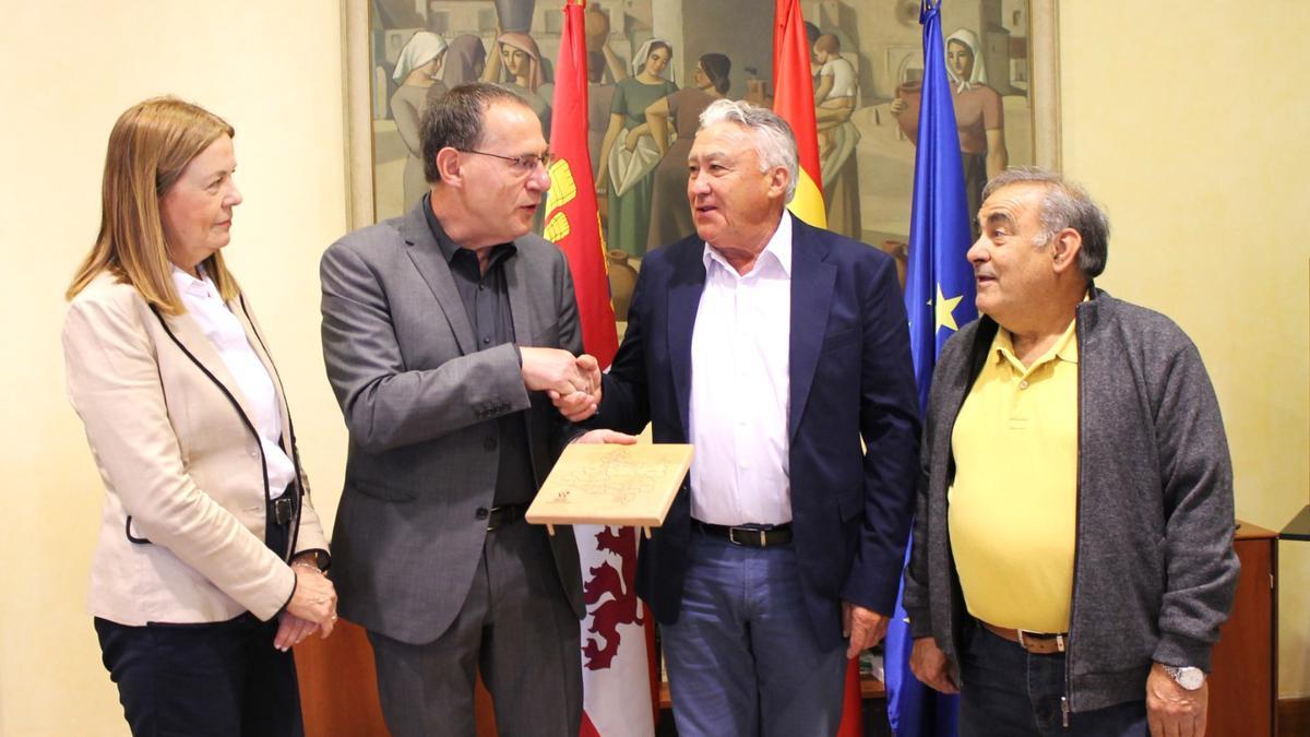 Ángel Blanco (segundo izquierda) recibe una placa de la asociación de empresarios